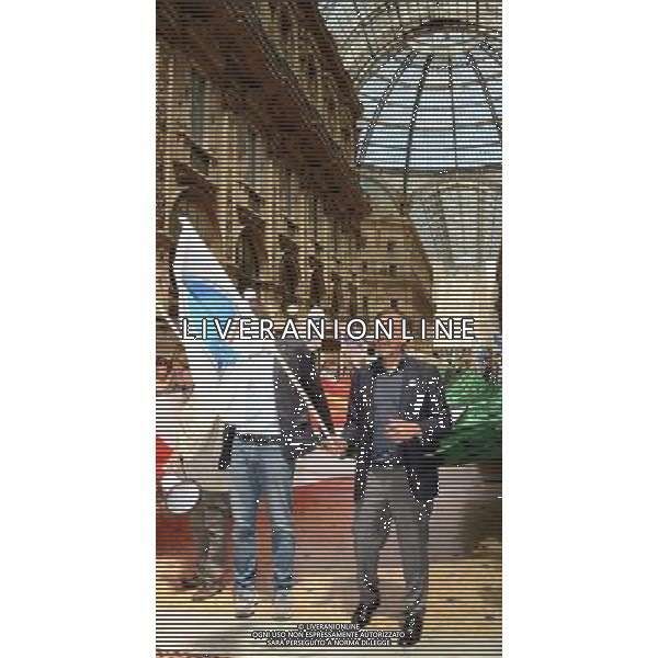 Milano piazza Duomo galleria Vittorio Emanuele Conferenza Fratelli D\'Italia con Ignazio La Russa e De Corato con striscione tricolore di 60 metri