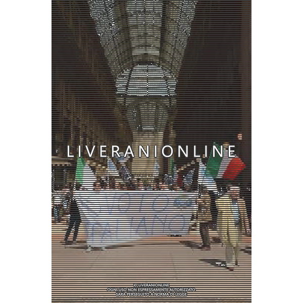 Milano piazza Duomo galleria Vittorio Emanuele Conferenza Fratelli D\'Italia con Ignazio La Russa e De Corato con striscione tricolore di 60 metri