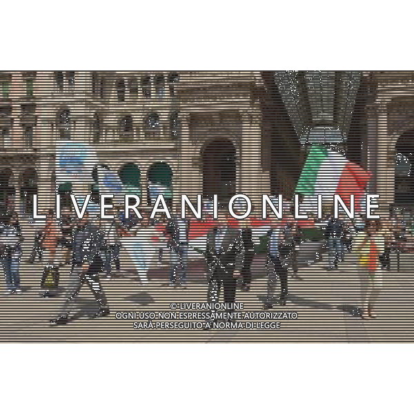 Milano piazza Duomo galleria Vittorio Emanuele Conferenza Fratelli D\'Italia con Ignazio La Russa e De Corato con striscione tricolore di 60 metri