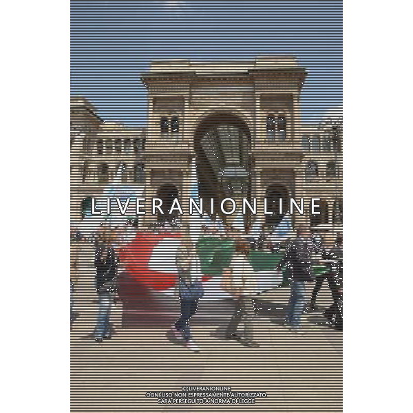 Milano piazza Duomo galleria Vittorio Emanuele Conferenza Fratelli D\'Italia con Ignazio La Russa e De Corato con striscione tricolore di 60 metri