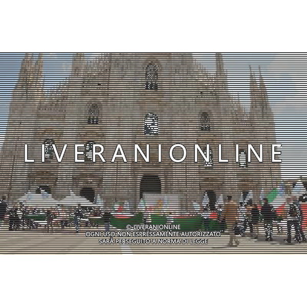 Milano piazza Duomo galleria Vittorio Emanuele Conferenza Fratelli D\'Italia con Ignazio La Russa e De Corato con striscione tricolore di 60 metri