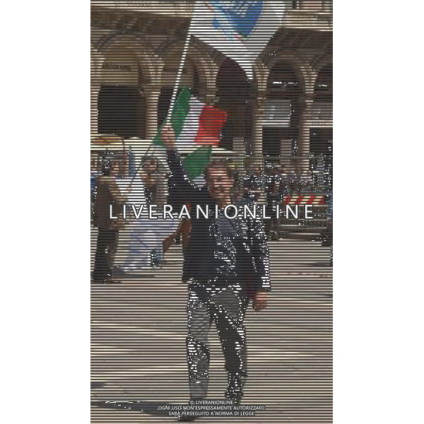 Milano piazza Duomo galleria Vittorio Emanuele Conferenza Fratelli D\'Italia con Ignazio La Russa e De Corato con striscione tricolore di 60 metri