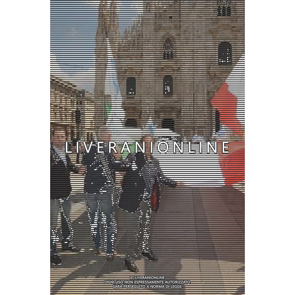 Milano piazza Duomo galleria Vittorio Emanuele Conferenza Fratelli D\'Italia con Ignazio La Russa e De Corato con striscione tricolore di 60 metri
