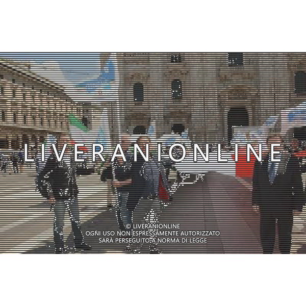 Milano piazza Duomo galleria Vittorio Emanuele Conferenza Fratelli D\'Italia con Ignazio La Russa e De Corato con striscione tricolore di 60 metri