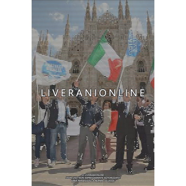 Milano piazza Duomo galleria Vittorio Emanuele Conferenza Fratelli D\'Italia con Ignazio La Russa e De Corato con striscione tricolore di 60 metri