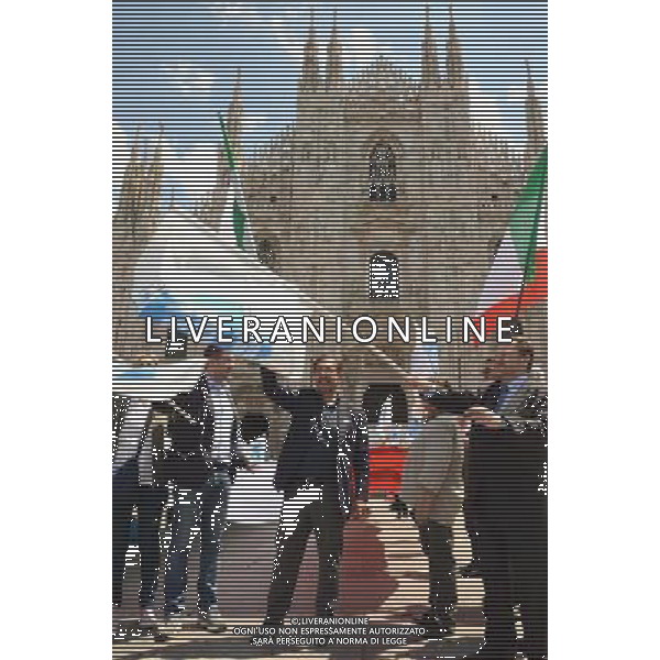 Milano piazza Duomo galleria Vittorio Emanuele Conferenza Fratelli D\'Italia con Ignazio La Russa e De Corato con striscione tricolore di 60 metri