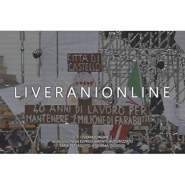 Beppe Grillo al comizio per la chiusura della campagna elettorale per le elezioni Europee del Movimento 5 stelle in piazza San Giovanni a Roma 23 maggio 2014 ©Corradetti/AGENZIA ALDO LIVERANI SAS