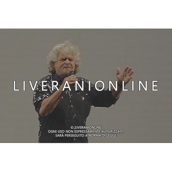Beppe Grillo al comizio per la chiusura della campagna elettorale per le elezioni Europee del Movimento 5 stelle in piazza San Giovanni a Roma 23 maggio 2014 ©Corradetti/AGENZIA ALDO LIVERANI SAS
