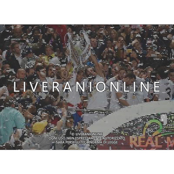 Real Madrid\'s players lift the UEFA Champions league Photographer Ian Cook/CameraSport Football - UEFA Champions League Final 2014 - Real Madrid v Atletico Madrid - Saturday 24th May 2014 - Stadium of Light - Lisbon - Portugal © CameraSport - 43 Linden Ave. Countesthorpe. Leicester. England. LE8 5PG - Tel: +44 (0) 116 277 4147 - admin@camerasport.com - www.camerasport.com /AGENZIA ALDO LIVERANI SAS - ITALY ONLY - EDITORIAL USE ONLY
