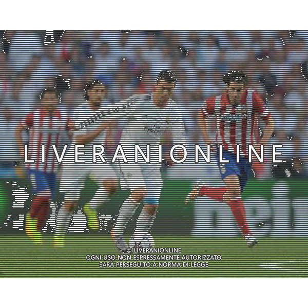 Real Madrid\'s Cristiano Ronaldo vies for possession with Atletico Madrid\'s Tiago Photographer Ian Cook/CameraSport Football - UEFA Champions League Final 2014 - Real Madrid v Atletico Madrid - Saturday 24th May 2014 - Stadium of Light - Lisbon - Portugal © CameraSport - 43 Linden Ave. Countesthorpe. Leicester. England. LE8 5PG - Tel: +44 (0) 116 277 4147 - admin@camerasport.com - www.camerasport.com /AGENZIA ALDO LIVERANI SAS - ITALY ONLY - Real Madrid - Atletico Madrid UEFA Champions League 2013/2014 Finale Lisbona (Portogallo) - 24.05.2014