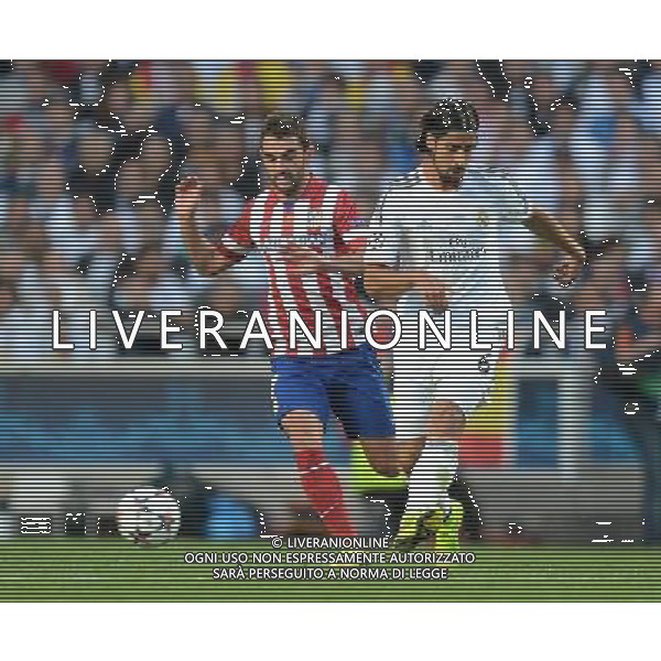 Atletico Madrid\'s Adrian Lopez vies for possession with Real Madrid\'s Sami Khedira Photographer Ian Cook/CameraSport Football - UEFA Champions League Final 2014 - Real Madrid v Atletico Madrid - Saturday 24th May 2014 - Stadium of Light - Lisbon - Portugal © CameraSport - 43 Linden Ave. Countesthorpe. Leicester. England. LE8 5PG - Tel: +44 (0) 116 277 4147 - admin@camerasport.com - www.camerasport.com /AGENZIA ALDO LIVERANI SAS - ITALY ONLY - Real Madrid - Atletico Madrid UEFA Champions League 2013/2014 Finale Lisbona (Portogallo) - 24.05.2014