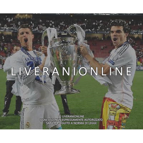 Real Madrid\'s Cristiano Ronaldo and team mate Pepe lift the UEFA Champions League trophy Photographer Ian Cook/CameraSport Football - UEFA Champions League Final 2014 - Real Madrid v Atletico Madrid - Saturday 24th May 2014 - Stadium of Light - Lisbon - Portugal © CameraSport - 43 Linden Ave. Countesthorpe. Leicester. England. LE8 5PG - Tel: +44 (0) 116 277 4147 - admin@camerasport.com - www.camerasport.com /AGENZIA ALDO LIVERANI SAS - ITALY ONLY - Real Madrid - Atletico Madrid UEFA Champions League 2013/2014 Finale Lisbona (Portogallo) - 24.05.2014