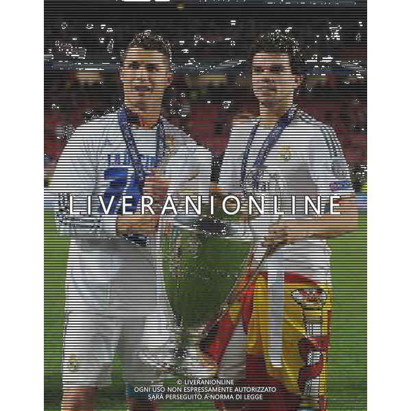 Real Madrid\'s Cristiano Ronaldo and team mate Pepe lift the UEFA Champions League trophy Photographer Ian Cook/CameraSport Football - UEFA Champions League Final 2014 - Real Madrid v Atletico Madrid - Saturday 24th May 2014 - Stadium of Light - Lisbon - Portugal © CameraSport - 43 Linden Ave. Countesthorpe. Leicester. England. LE8 5PG - Tel: +44 (0) 116 277 4147 - admin@camerasport.com - www.camerasport.com /AGENZIA ALDO LIVERANI SAS - ITALY ONLY - Real Madrid - Atletico Madrid UEFA Champions League 2013/2014 Finale Lisbona (Portogallo) - 24.05.2014