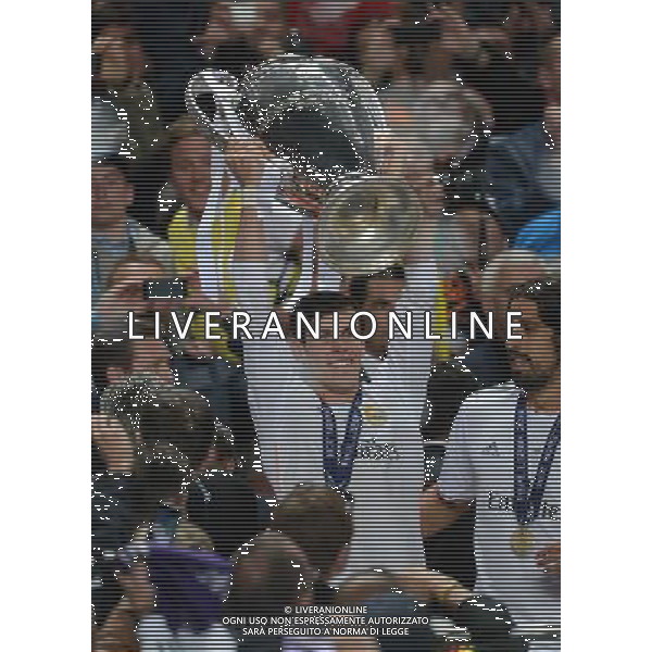 Real Madrid\'s Gareth Bale lifts the Champions league trophy Photographer Ian Cook/CameraSport Football - UEFA Champions League Final 2014 - Real Madrid v Atletico Madrid - Saturday 24th May 2014 - Stadium of Light - Lisbon - Portugal © CameraSport - 43 Linden Ave. Countesthorpe. Leicester. England. LE8 5PG - Tel: +44 (0) 116 277 4147 - admin@camerasport.com - www.camerasport.com /AGENZIA ALDO LIVERANI SAS - ITALY ONLY - Real Madrid - Atletico Madrid UEFA Champions League 2013/2014 Finale Lisbona (Portogallo) - 24.05.2014