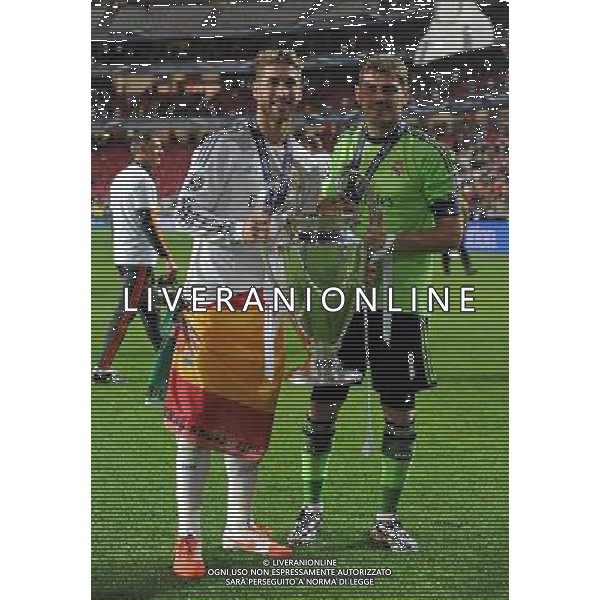 Real Madrid\'s Sergio Ramos and team mate Iker Casillas hold the UEFA Champions League trophy Photographer Ian Cook/CameraSport Football - UEFA Champions League Final 2014 - Real Madrid v Atletico Madrid - Saturday 24th May 2014 - Stadium of Light - Lisbon - Portugal © CameraSport - 43 Linden Ave. Countesthorpe. Leicester. England. LE8 5PG - Tel: +44 (0) 116 277 4147 - admin@camerasport.com - www.camerasport.com /AGENZIA ALDO LIVERANI SAS - ITALY ONLY - Real Madrid - Atletico Madrid UEFA Champions League 2013/2014 Finale Lisbona (Portogallo) - 24.05.2014