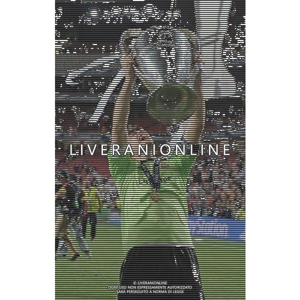 Real Madrid\'s Iker Casillas lifts the UEFA Champions League trophy Photographer Ian Cook/CameraSport Football - UEFA Champions League Final 2014 - Real Madrid v Atletico Madrid - Saturday 24th May 2014 - Stadium of Light - Lisbon - Portugal © CameraSport - 43 Linden Ave. Countesthorpe. Leicester. England. LE8 5PG - Tel: +44 (0) 116 277 4147 - admin@camerasport.com - www.camerasport.com /AGENZIA ALDO LIVERANI SAS - ITALY ONLY - Real Madrid - Atletico Madrid UEFA Champions League 2013/2014 Finale Lisbona (Portogallo) - 24.05.2014