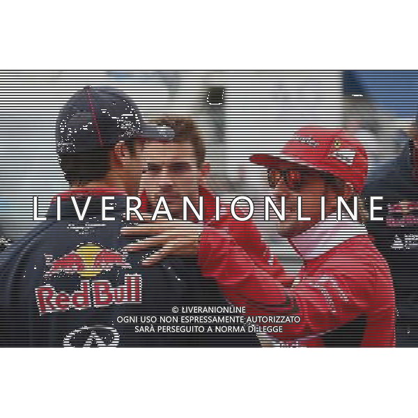 (L to R): Daniel Ricciardo (AUS) Red Bull Racing and Fernando Alonso (ESP) Ferrari on the drivers parade. 25.05.2014. Formula 1 World Championship, Rd 6, Monaco Grand Prix, Monte Carlo, Monaco, Race Day. - www.xpbimages.com, EMail: requests@xpbimages.com - copy of publication required for printed pictures. Every used picture is fee-liable. © Copyright: Batchelor / XPB Images ITALY ONLY - GP MONACO F1 GARA /AGENZIA ALDO LIVERANI SAS - ITALY ONLY - EDITORIAL USE ONLY