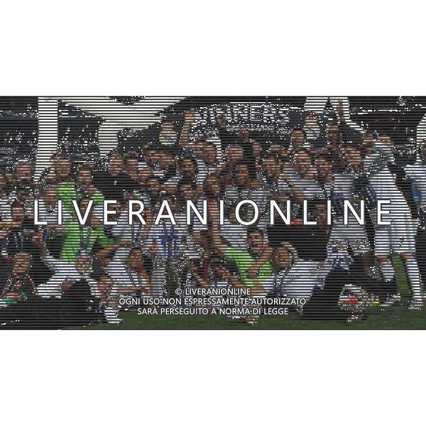 (140525) -- LISBON, May 25, 2014 () -- Real Madrid\'s players pose with the trophy after defeating Atletico Madrid during the UEFA Champions League Final at Luz stadium in Lisbon, capital of Portugal, on May 24, 2014. Real Madrid won 4-1. (/Zhang Liyun) ©PHOTOSHOT/AGENZIA ALDO LIVERANI SAS - ITALY ONLY - EDITORIAL USE ONLY