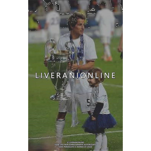 (140525) -- LISBON, May 25, 2014 () -- Real Madrid\'s Fabio Coentrao (L) holds the trophy after defeating Atletico Madrid during the UEFA Champions League Final at Luz stadium in Lisbon, capital of Portugal, on May 24, 2014. Real Madrid won 4-1. (/Zhang Liyun) ©PHOTOSHOT/AGENZIA ALDO LIVERANI SAS - ITALY ONLY - EDITORIAL USE ONLY