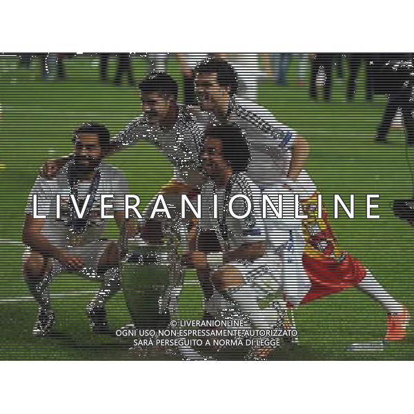 (140525) -- LISBON, May 25, 2014 () -- Real Madrid\'s players celebrate with the trophy after defeating Atletico Madrid during the UEFA Champions League Final at Luz stadium in Lisbon, capital of Portugal, on May 24, 2014. Real Madrid won 4-1. (/Zhang Liyun) ©PHOTOSHOT/AGENZIA ALDO LIVERANI SAS - ITALY ONLY - EDITORIAL USE ONLY