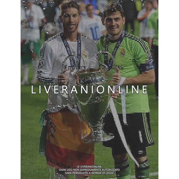 (140525) -- LISBON, May 25, 2014 () -- Real Madrid\'s Sergio Ramos (L) and Iker Casillas hold the trophy after defeating Atletico Madrid during the UEFA Champions League Final at Luz stadium in Lisbon, capital of Portugal, on May 24, 2014. Real Madrid won 4-1. (/Zhang Liyun) ©PHOTOSHOT/AGENZIA ALDO LIVERANI SAS - ITALY ONLY - EDITORIAL USE ONLY