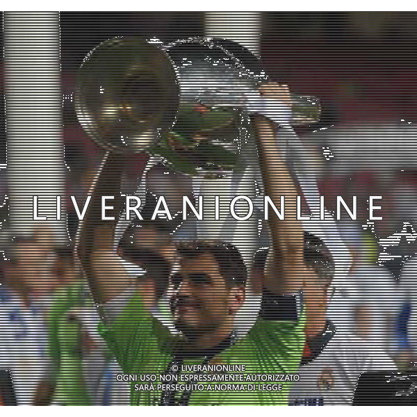 (140525) -- LISBON, May 25, 2014 () -- Real Madrid\'s goalkeeper Iker Casillas holds the trophy after defeating Atletico Madrid during the UEFA Champions League Final at Luz stadium in Lisbon, capital of Portugal, on May 24, 2014. Real Madrid won 4-1. (/Zhang Liyun) ©PHOTOSHOT/AGENZIA ALDO LIVERANI SAS - ITALY ONLY - EDITORIAL USE ONLY
