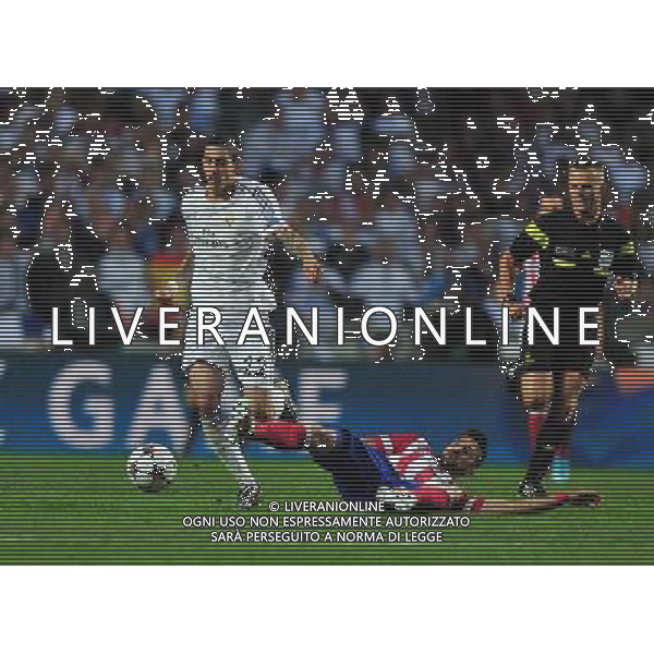(140525) -- LISBON, May 25, 2014 () -- Real Madrid\'s Angel di Maria (L) breaks through during the UEFA Champions League Final Real Madrid vs Atletico de Madrid at Luz stadium in Lisbon, capital of Portugal, on May 24, 2014. Real Madrid won 4-1. (/Zhang Liyun) ©PHOTOSHOT/AGENZIA ALDO LIVERANI SAS - ITALY ONLY - EDITORIAL USE ONLY