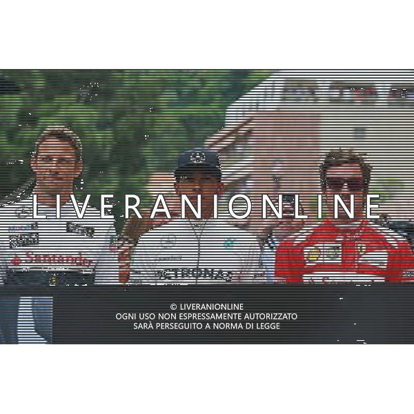 (L to R): Jenson Button (GBR) McLaren, Lewis Hamilton (GBR) Mercedes AMG F1 and Fernando Alonso (ESP) Ferrari pay their respects to Sir Jack Brabham (AUS) on the grid. 25.05.2014. Formula 1 World Championship, Rd 6, Monaco Grand Prix, Monte Carlo, Monaco, Race Day. - www.xpbimages.com, EMail: requests@xpbimages.com - copy of publication required for printed pictures. Every used picture is fee-liable. © Copyright: Batchelor / XPB Images AG ALDO LIVERANI SAS ONLY ITALY