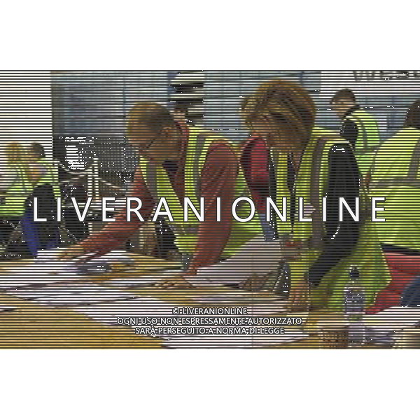 (140525) -- EDINBURGH, May 25, 2014 () -- Staff members count ballots for the European Parliament elections in Edinburgh, Scotland, Britain, May 25, 2014. (/Guo Chunju) ©photoshot/AGENZIA ALDO LIVERANI SAS - ITALY ONLY - EDITORIAL USE ONLY - Membri del personale contano le schede elettorali per le elezioni Europee del Parlamento a Edimburgo, Scozia, Gran Bretagna, 25 maggio 2014
