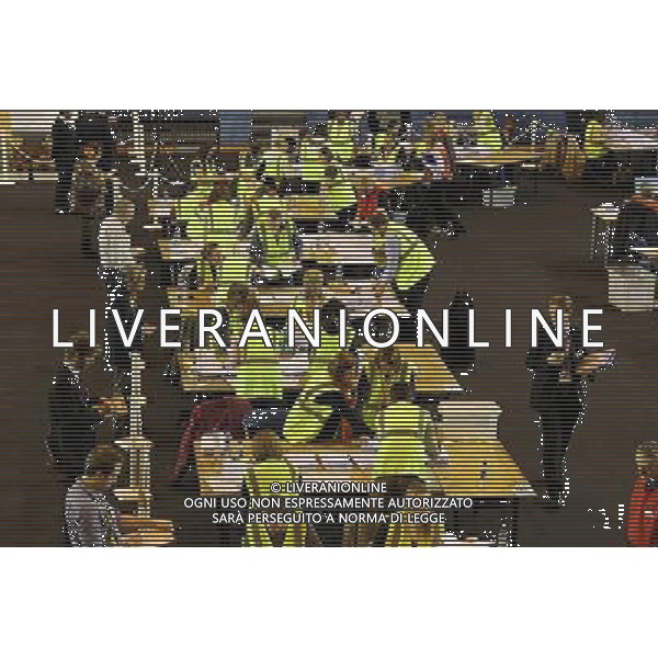 (140525) -- EDINBURGH, May 25, 2014 () -- Staff members count ballots for the European Parliament elections in Edinburgh, Scotland, Britain, May 25, 2014. (/Guo Chunju) ©photoshot/AGENZIA ALDO LIVERANI SAS - ITALY ONLY - EDITORIAL USE ONLY - Membri del personale contano le schede elettorali per le elezioni Europee del Parlamento a Edimburgo, Scozia, Gran Bretagna, 25 maggio 2014