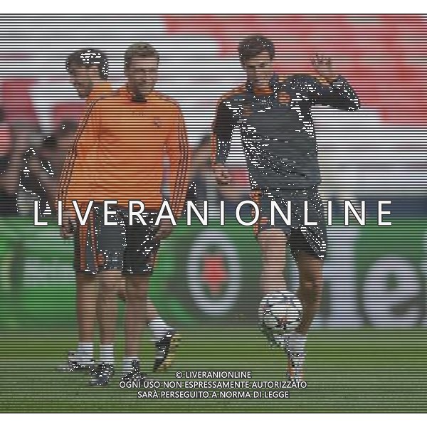 Real Madrid\'s Gareth Bale during the UEFA Champions league Final 2014 Pre Match Training session Photographer Ian Cook/CameraSport Football - UEFA Champions league Final 2014 Pre Match Training session- Thursday 23rd May 2014 - Stadium of Light - Lisbon © CameraSport - 43 Linden Ave. Countesthorpe. Leicester. England. LE8 5PG - Tel: +44 (0) 116 277 4147 - admin@camerasport.com - www.camerasport.com ©photoshot/AGENZIA ALDO LIVERANI SAS - ITALY ONLY - EDITORIAL USE ONLY /AGENZIA ALDO LIVERANI SAS - ITALY ONLY - EDITORIAL USE ONLY