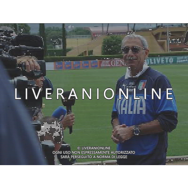 Raduno Nazionale Italiana in vista dei Mondiali di Calcio FIFA 2014 in Brasile Firenze - 27.05.2014 Allenamento Nella Foto:il dottor castellacci parla ai giornalisti /Ph.Vitez-Ag. Aldo Liverani