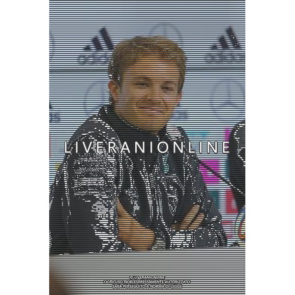 27.05.2014, Sportplatz, St. Martin Passeirtal, ITA, FIFA WM, Vorbereitung Deutschland, Pressekonferenz, Tag 6, im Bild Nico Rosberg (Formel 1 Fahrer von Mercedes Benz) laechelnd // during Trainingscamp of Team Germany for Preparation of the FIFA Worldcup Brasil 2014 at the Sportplatz in St. Martin Passeirtal, Italy on 2014/05/27. EXPA Pictures © 2014, PhotoCredit: EXPA/ Eibner-Pressefoto/ Neis *****ATTENTION - OUT of GER***** ©photoshot/AGENZIA ALDO LIVERANI SAS - ITALY ONLY - Nico Rosberg (Pilota di Formula 1 della Mercedes Benz) in conferenza stampa durante l\'allenamento della nazionale della Germania a St. Martin Passeirtal, Italia 27 maggio 2014