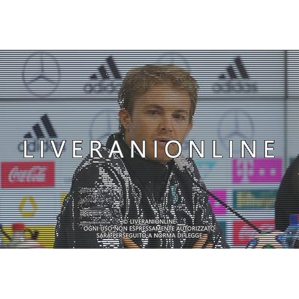 27.05.2014, Sportplatz, St. Martin Passeirtal, ITA, FIFA WM, Vorbereitung Deutschland, Pressekonferenz, Tag 6, im Bild Nico Rosberg (Formel 1 Fahrer von Mercedes Benz) ernst // during Trainingscamp of Team Germany for Preparation of the FIFA Worldcup Brasil 2014 at the Sportplatz in St. Martin Passeirtal, Italy on 2014/05/27. EXPA Pictures © 2014, PhotoCredit: EXPA/ Eibner-Pressefoto/ Neis *****ATTENTION - OUT of GER***** ©photoshot/AGENZIA ALDO LIVERANI SAS - ITALY ONLY - Nico Rosberg (Pilota di Formula 1 della Mercedes Benz) in conferenza stampa durante l\'allenamento della nazionale della Germania a St. Martin Passeirtal, Italia 27 maggio 2014