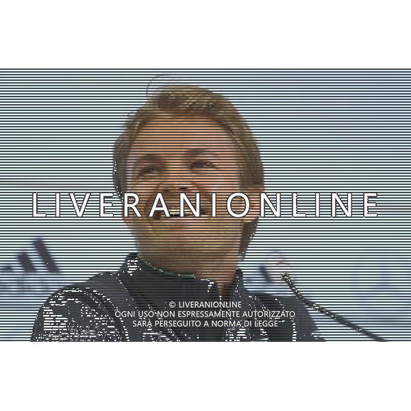 27.05.2014, Sportplatz, St. Martin Passeirtal, ITA, FIFA WM, Vorbereitung Deutschland, Pressekonferenz, Tag 6, im Bild Nico Rosberg (Formel 1 Fahrer von Mercedes Benz) laechelnd // during Trainingscamp of Team Germany for Preparation of the FIFA Worldcup Brasil 2014 at the Sportplatz in St. Martin Passeirtal, Italy on 2014/05/27. EXPA Pictures © 2014, PhotoCredit: EXPA/ Eibner-Pressefoto/ Neis *****ATTENTION - OUT of GER***** ©photoshot/AGENZIA ALDO LIVERANI SAS - ITALY ONLY - Nico Rosberg (Pilota di Formula 1 della Mercedes Benz) in conferenza stampa durante l\'allenamento della nazionale della Germania a St. Martin Passeirtal, Italia 27 maggio 2014