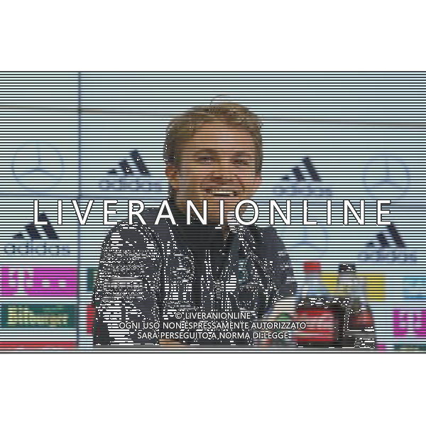 27.05.2014, Sportplatz, St. Martin Passeirtal, ITA, FIFA WM, Vorbereitung Deutschland, Pressekonferenz, Tag 6, im Bild Nico Rosberg (Formel 1 Fahrer von Mercedes Benz) lachend // during Trainingscamp of Team Germany for Preparation of the FIFA Worldcup Brasil 2014 at the Sportplatz in St. Martin Passeirtal, Italy on 2014/05/27. EXPA Pictures © 2014, PhotoCredit: EXPA/ Eibner-Pressefoto/ Neis *****ATTENTION - OUT of GER***** ©photoshot/AGENZIA ALDO LIVERANI SAS - ITALY ONLY - Nico Rosberg (Pilota di Formula 1 della Mercedes Benz) in conferenza stampa durante l\'allenamento della nazionale della Germania a St. Martin Passeirtal, Italia 27 maggio 2014
