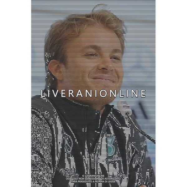 27.05.2014, Sportplatz, St. Martin Passeirtal, ITA, FIFA WM, Vorbereitung Deutschland, Pressekonferenz, Tag 6, im Bild Ein gutgelaunter Nico Rosberg (Formel 1 Rennfahrer) // during Trainingscamp of Team Germany for Preparation of the FIFA Worldcup Brasil 2014 at the Sportplatz in St. Martin Passeirtal, Italy on 2014/05/27. EXPA Pictures © 2014, PhotoCredit: EXPA/ Eibner-Pressefoto/ Stuetzle *****ATTENTION - OUT of GER***** ©photoshot/AGENZIA ALDO LIVERANI SAS - ITALY ONLY - Nico Rosberg (Pilota di Formula 1 della Mercedes Benz) in conferenza stampa durante l\'allenamento della nazionale della Germania a St. Martin Passeirtal, Italia 27 maggio 2014