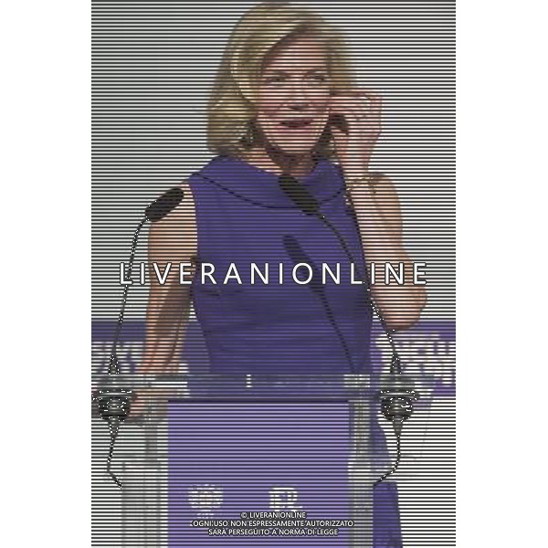  Prince Charles picks up an earring dropped by Lady Lynn Forester De Rothschild, Chief Executive of E.L. Rothschild \'Conference on Inclusive Capitalism: Building Value, Renewing Trust\' at Mansion House, London, Britain - 27 May 2014 ©photoshot/AGENZIA ALDO LIVERANI SAS - ITALY ONLY - Il Principe di Carlo d\'inghilterra con Lynn Forester de Rothschild e Christine Lagarde alla conferenza del capitalismo Inclusive presso la Mansion House a Londra. 