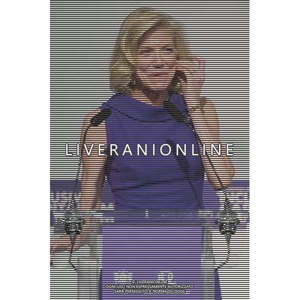  Prince Charles picks up an earring dropped by Lady Lynn Forester De Rothschild, Chief Executive of E.L. Rothschild \'Conference on Inclusive Capitalism: Building Value, Renewing Trust\' at Mansion House, London, Britain - 27 May 2014 ©photoshot/AGENZIA ALDO LIVERANI SAS - ITALY ONLY - Il Principe di Carlo d\'inghilterra con Lynn Forester de Rothschild e Christine Lagarde alla conferenza del capitalismo Inclusive presso la Mansion House a Londra. 