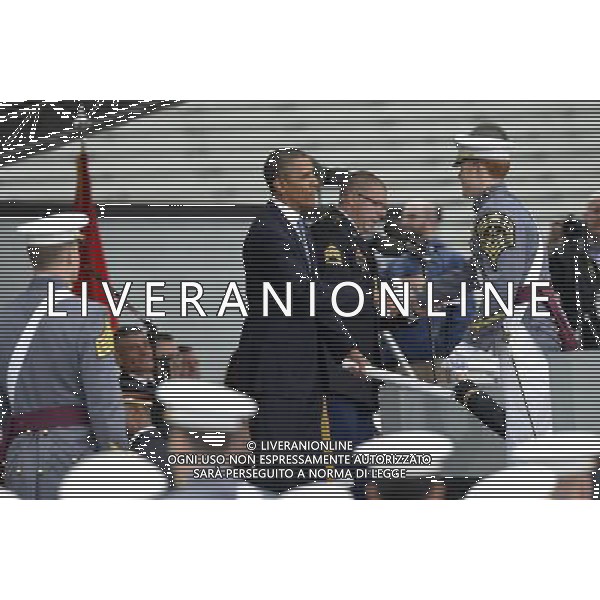 (140528) -- WEST POINT, May 28, 2014 () -- U.S. President Barack Obama (C) delivers a diploma to a member of the 2014 graduating class during the graduation ceremony at the United States Military Academy at West Point, New York, the United States, on May 28, 2014. Obama said here Wednesday that he believes in the foreseeable future, terrorism remains the most direct threat to America at home and abroad. (/Wang Lei) AG ALDO LIVERANI SAS ONLY ITALY