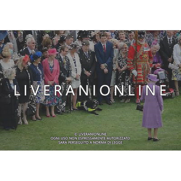 Britain\'s Queen Elizabeth II makes a comment about a guide dog at the first garden party of the season in the grounds of Buckingham Palace in central London, on May 21, 2014. ©PHOTOSHOT/AGENZIA ALDO LIVERANI SAS - ITALY ONLY - EDITORIAL USE ONLY