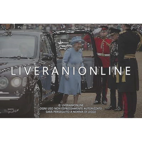 The Queen arrives on horse guards to present the Household Cavalry with their anew standard ceremony that takes place once every decade. The Household Cavalry consists of the two senior regiments in the British Army; The Life Guards and The Blues and Royals. These two regiments form the Sovereign\'s personal mounted body guard while also providing an operational Armoured Cavalry Regiment, equipped with CVR(T) vehicles. This parade sees the entire regiment, both mounted on horses and in armoured vehicles being inspected by Her Majesty on Horse Guards Parade. The Household Cavalry Regiment has recently returned from its last tour to Afghanistan having had six deployments since 2004. The Standards themselves have historically acted as a rallying point during battle and now carry all of the Battle Honours of both The Life Guards and The Blues and Royals. They carry huge significance as they represent four hundred years of history of service to the monarch and to the country. The Parade will begin with the Armoured Regiment and the Mounted Regiment forming up on Horse Guards Parade, when the outgoing standards are trooped and removed from the parade. ©PHOTOSHOT/Agenzia Aldo Liverani sas - ITALY ONLY - EDITORIAL USE ONLY ©photoshot/Agenzia Aldo Liverani sas - ITALY ONLY - REALI INGLESI: La Regina Elisabetta II d\'inghilterra e il principe Harry, durante la cerimonia per la parata delle guardie a cavallo