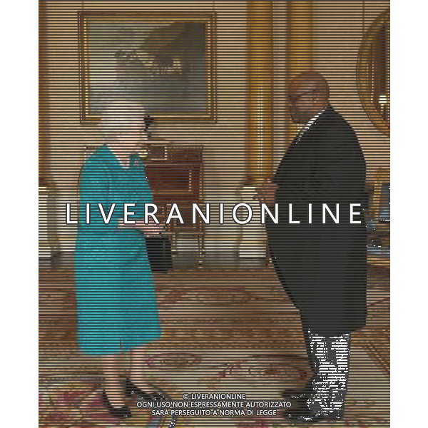 His Excellency Mr Thembinkosi Obed Mlaba from the Republic of South Africa during an audience with Queen Elizabeth II, where he presented the Letters of Recall of his predecessor and his own Letters of Credence as Ambassador at Buckingham Palace in London. ©PHOTOSHOT/Agenzia Aldo Liverani sas - ITALY ONLY - EDITORIAL USE ONLY - REALI INGLESI - la Regina Elisabetta II d\'inghilterra durante le udienze a Buckingham Palace a Londra.