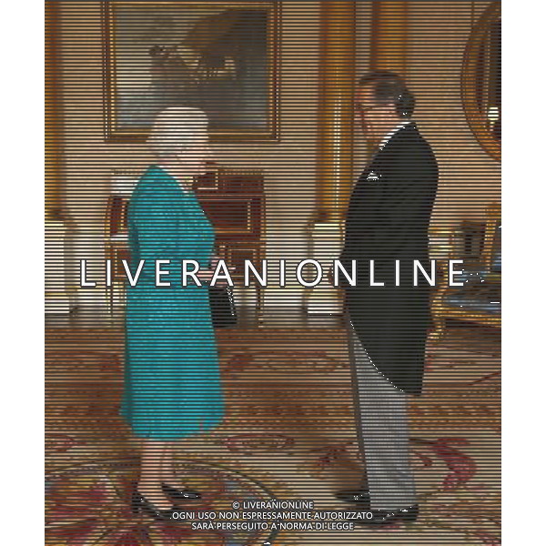 His Excellency Mr Nestor Osorio Londono from the Republic of Colombia during an audience with Queen Elizabeth II, where he presented the Letters of Recall of his predecessor and his own Letters of Credence as Ambassador at Buckingham Palace in London. ©PHOTOSHOT/Agenzia Aldo Liverani sas - ITALY ONLY - EDITORIAL USE ONLY - REALI INGLESI - la Regina Elisabetta II d\'inghilterra durante le udienze a Buckingham Palace a Londra.