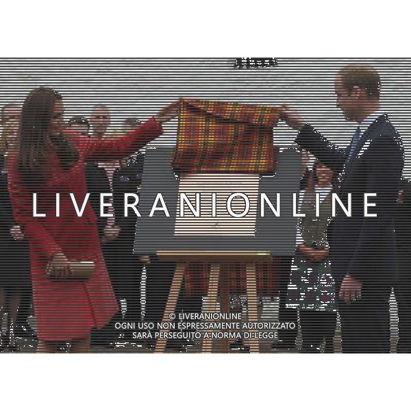 The Duke and Duchess of Cambridge unveil a plaque after a tour of The Famous Grouse Distillery in Crieff, Scotland. William and Kate, known as the Earl and Countess of Strathearn north of the border, are touring the Strathearn area in the heart of Scotland. ©PHOTOSHOT/Agenzia Aldo Liverani sas - ITALY ONLY - EDITORIAL USE ONLY - REALI INGLESI: Il principe Williamd\'inghilterra con la moglie Kate middleton duchessa di Cambridge durante una visita alla famosa distilleria Grouse a Crieff, Scozia.