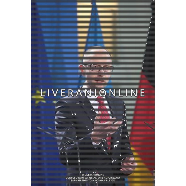 (140528) -- BERLIN, May 28, 2014 () -- Ukrainian Prime Minister Arseniy Yatsenyuk attends a press conference prior to a dinner and joint talks at the Chancellery in Berlin, Germany, on May 28, 2014. Ukrainian Prime Minister Arseny Yatsenyuk said on Wednesday that his country should become a European country under the newly elected President Petro Poroshenko. (/Zhang Fan) ©PHOTOSHOT/Agenzia Aldo Liverani sas - ITALY ONLY - EDITORIAL USE ONLY - Conferenza stampa prima di una cena e colloqui congiunti presso la Cancelleria a Berlino, Germania, il 28 maggio, 2014.