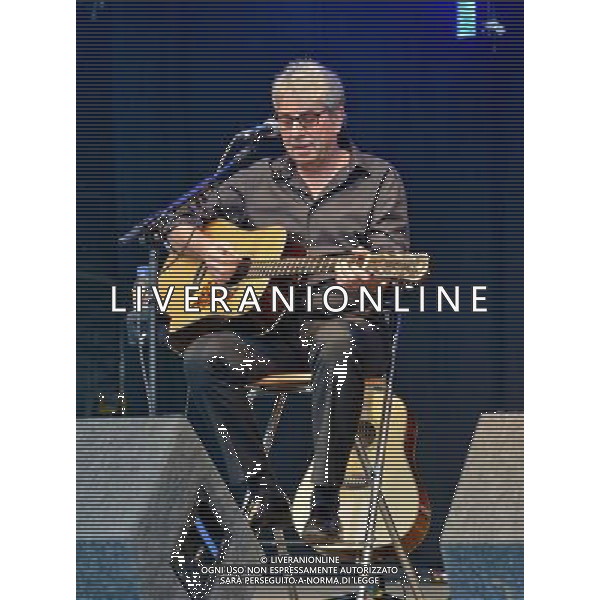  Graham Gouldman (10cc) performs at Wychwood Festival 2014, Cheltenham Racecourse, Gloucestershire Date ;30/5/2014 AG ALDO LIVERANI SAS ONLY ITALY