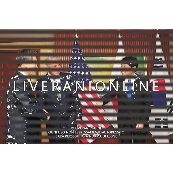 (140531) -- SINGAPORE, May 31, 2014 () -- U.S. Defense Secretary Chuck Hagel (C), Japanese Defense Minister Itsunori Onodera (R) and South Korean Minister of Defense Kim Kwan-jin (L) meet in a trilateral meeting on the sidelines of the Shangri-La Dialogue in Singapore on May 31, 2014. (/Then Chih Wey) Â©photoshot/AGENZIA ALDO LIVERANI SAS - ITALY ONLY - EDITORIAL USE ONLY