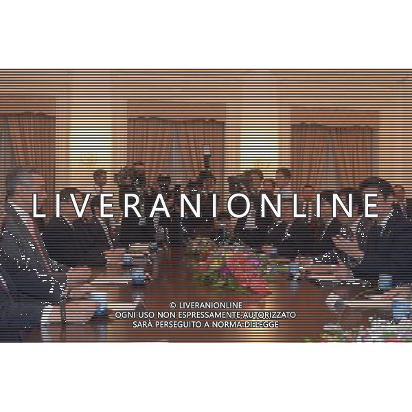 (140531) -- SINGAPORE, May 31, 2014 () -- Singapore\'s Prime Minister Lee Hsien Loong (1st L) meets with Japan\'s Prime Minister Shinzo Abe (1st R) at the presidential palace Istana, Singapore, on May 31, 2014. Shinzo Abe visits Lee Hsien Loong during the Shangri-La Dialogue.(/Then Chih Wey) Â©photoshot/AGENZIA ALDO LIVERANI SAS - ITALY ONLY - EDITORIAL USE ONLY