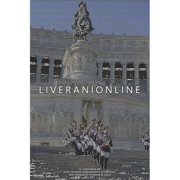 Roma - 02/06/2014 - Parata militare ai Fori Imperiali per la Festa della Repubblica - nella foto: I corazieri si schierano sull\'Altare della Patria / Ph. Fabrizio Corradetti - ag. Aldo Liverani Sas